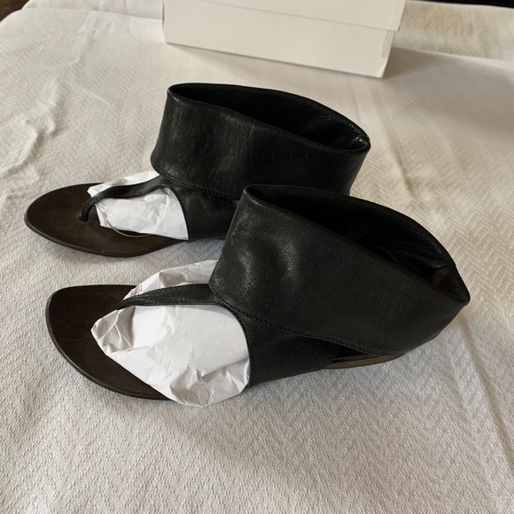 Kenneth Cole New York Cuff Black Leather Sandals - Picture 4 of 11